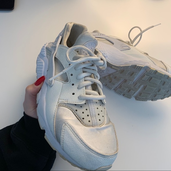 WHITE NIKE HUARACHE’S - Picture 2 of 3